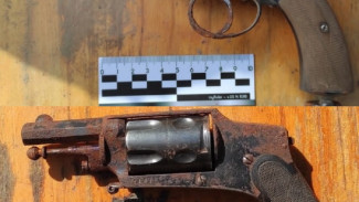 В Астрахани при демонтаже незаконного гаража нашли револьверы XX века