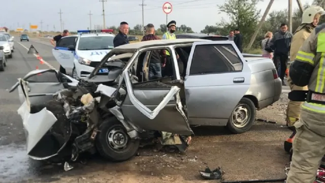 В утреннем тройном ДТП под Астраханью погиб 26-летний водитель