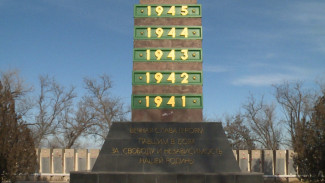 В Астрахани в День неизвестного солдата возложили цветы к братским могилам