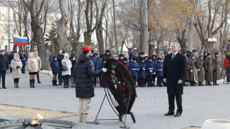 В Астрахани Игорь Бабушкин почтил память погибших защитников Отечества