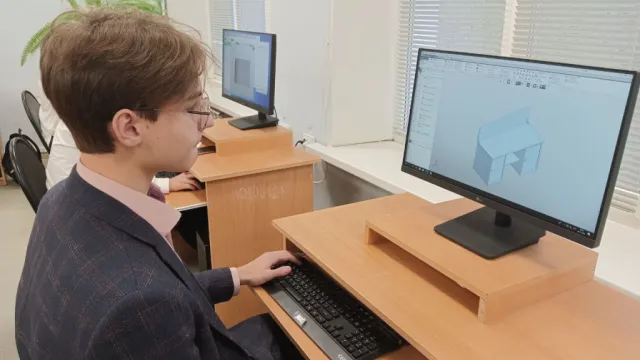 Астраханский школьник разрабатывает проект слесарной мастерской «Умный гараж»