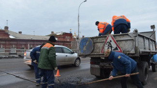 Яму на Новом мосту в Астрахани устранили 