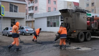 В Астрахани на улице Савушкина заделали ямы литым асфальтом