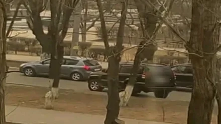 В Астрахани оштрафовали водителя за объезд пробки по тротуару