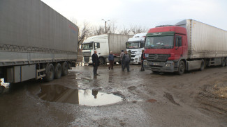 На окраине Астрахани образовалась стихийная стоянка большегрузов