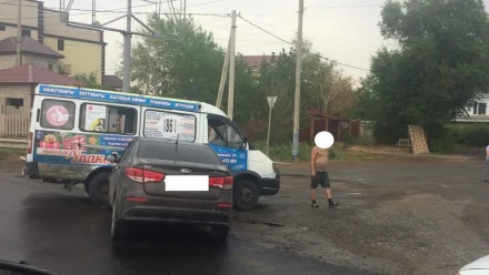 В Астрахани на Аэропортовском шоссе водитель маршрутки устроил ДТП