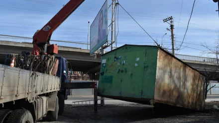 На улицах Чехова и Аксакова в Астрахани демонтировали незаконные гаражи