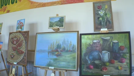 В Астрахани художники передали картины больнице братьев Губиных 