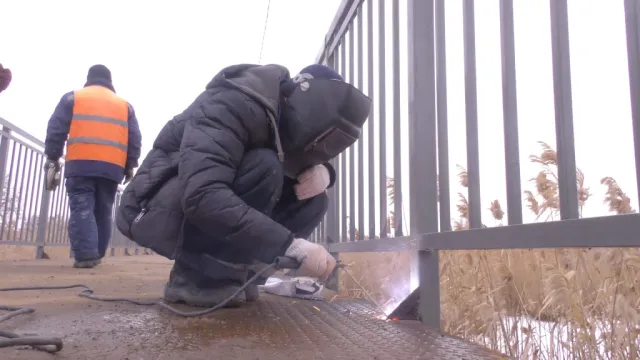 В Астрахани в микрорайоне Казачий заканчивают ремонт моста