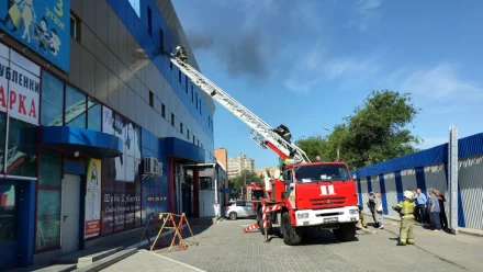 В Астрахани в торговом центре «Айсберг» ликвидируют пожар