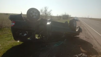 На трассе «Астрахань - Москва» перевернулся автомобиль 