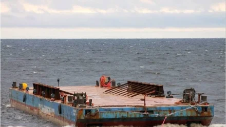 В Каспийском море села на мель грузовая баржа, следовавшая из Астрахани
