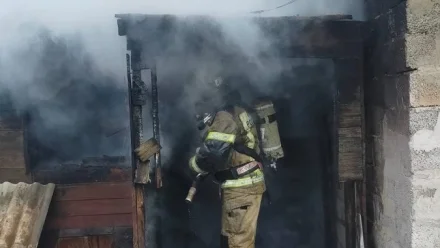 В Астрахани при пожаре в жилом доме пострадала 39-летняя женщина