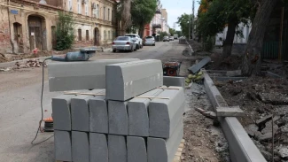 В Астрахани продолжается ремонт улицы Фиолетова