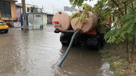 В Астрахани коммунальные службы приступили к откачке воды
