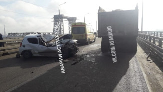 В Астрахани на мосту через Кривую Болду иномарка въехала в грузовик 
