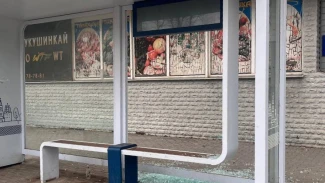 В Астрахани нашли вандалов, повредивших остановку