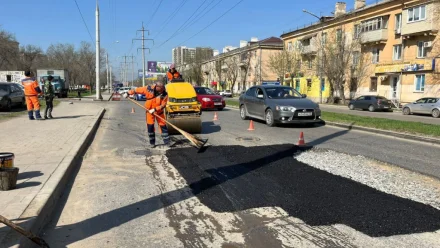 В Астрахани восстанавливают раскопанные из-за коммунальных аварий дороги