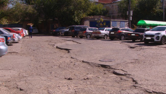 Жители Астрахани несколько лет не могут добиться благоустройства двора 