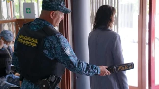 За полгода астраханцы пытались пронести в суды 1217 запрещенных предметов 