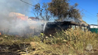 В Советском районе Астрахани загорелись два жилых дома