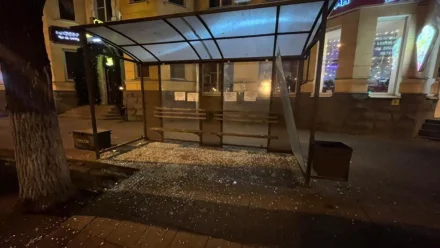 В Астрахани пьяный студент разбил стеклянные ограждения остановки