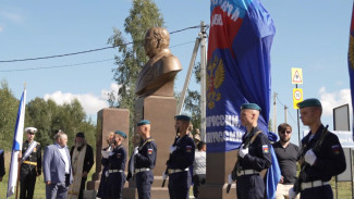 Астраханцу - Герою России Герману Угрюмову установили бюст в Тульской области 