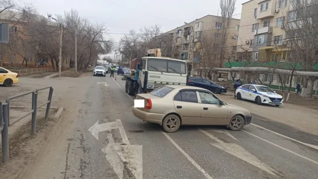 В Астрахани при столкновении «КамАЗа» и иномарки пострадала женщина