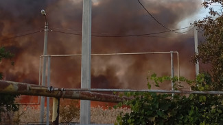 В Ленинском районе Астрахани ликвидируют крупный пожар