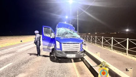 Трое пострадавших в ДТП микроавтобуса с фурой доставлены в больницу Астрахани
