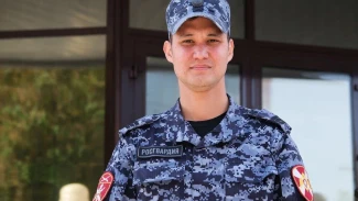 В Астрахани росгвардеец помог бабушке 