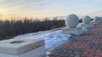 Вандалы скатили ограждения сквера мемориального комплекса в Ахтубинске