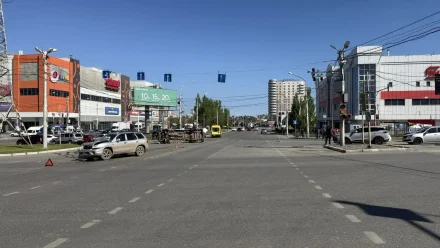 В Астрахани перевернулась маршрутка с пассажирами