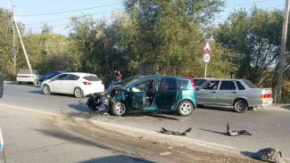 В Астрахани женщину зажало в автомобиле в результате ДТП