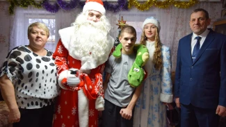 В Астраханской области главы районов дарят желанные подарки детям