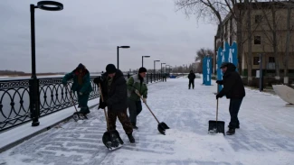 В Астрахани начали ремонт поврежденных конструкций на Комсомольской набережной