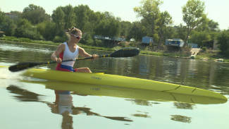 В Астрахани по нацпроекту спортсменка получила новую гоночную байдарку 