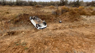 Под Астраханью водитель получил ушиб после опрокидывания машины