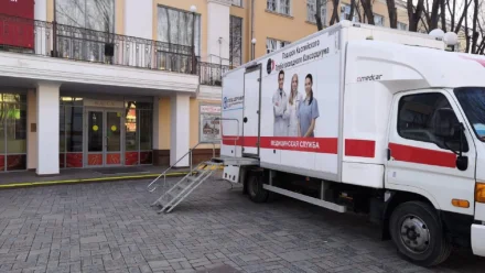 В Астрахани в сквере филармонии работает передвижной флюорограф