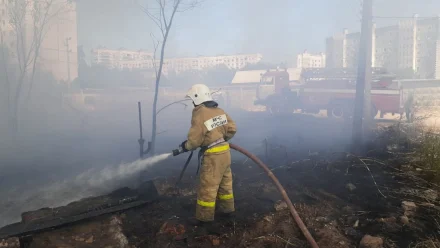 В Астрахани на улице Баумана произошёл крупный пожар
