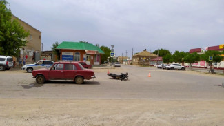 В Астраханской области мотоциклист без прав и шлема попал в ДТП 