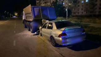 В Астрахани парень наехал на припаркованный КамАЗ