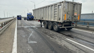 В Астрахани фура перегородила полосы движения на объездной дороге