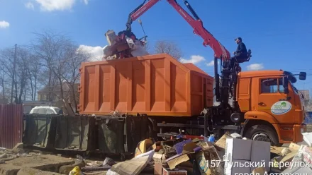 В Астрахани коммунальщики вывезли с улиц порядка 81 тонны мусора
