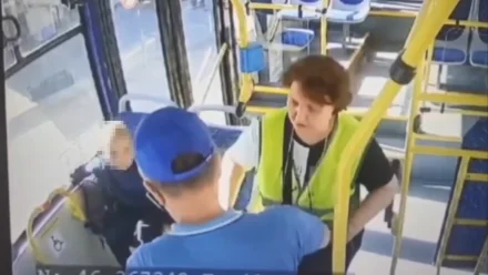 В Астрахани водитель и кондуктор автобуса помогли потерявшемуся ребёнку
