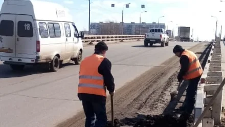 В Астрахани коммунальщики очищают мосты от грязи