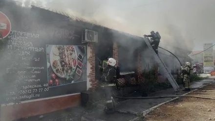 В Астрахани горит кафе на Моздокской