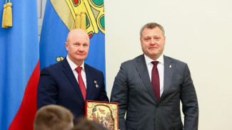 Игорь Бабушкин поздравил астраханцев с Днём героев Отечества