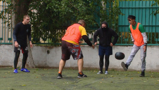 В Астрахани активисты проводят матчи по древнерусской игре в мяч 