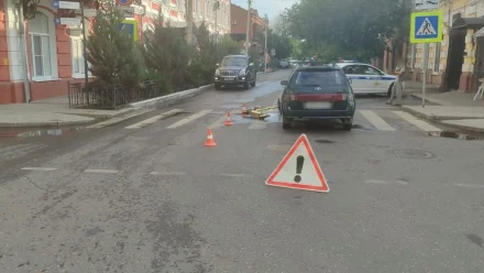 В центре Астрахани сбили подростка на электросамокате